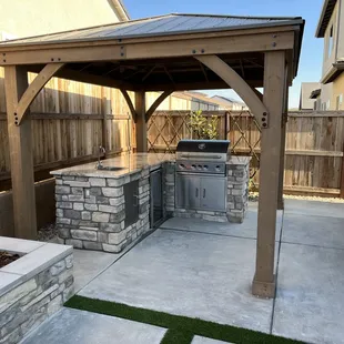 an outdoor kitchen with a grill