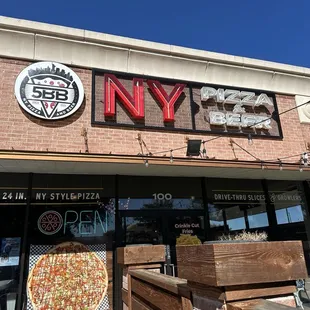 outside, pizza