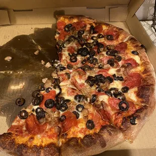 Pepperoni, sausage, olives. This was my brother choice, got to it before I could even snap a photo. He said it was good.