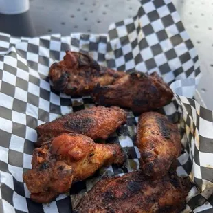 WINGS AND 16 NY Style Pizza