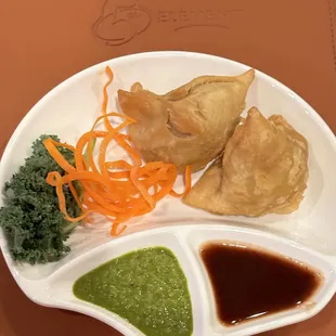Vegetable Samosas. (･‿･) Excellent with the mint chutney and tamarind sauces.