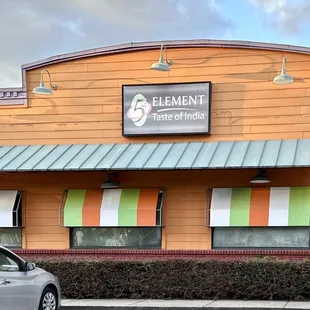 (*‿*) /ﾟ*:｡ﾟ Let's go in after a great #SundayFunday work day.