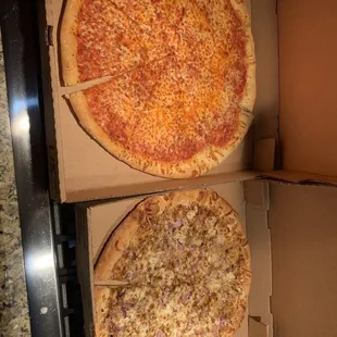 BBQ chicken &amp; Cheese Pizza