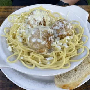 Pasta and chicken meatballs with garlic sauce