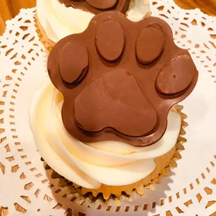 Vanilla cupcakes with chocolate paws