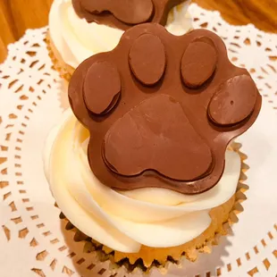 Chocolate paw topped vanilla buttercream cupcakes