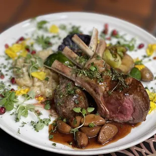 Rack of Lamb With Roasted Garlic &amp; Rosemary Au Jus, Fingerling Potatoes and Seasonal Mixed Veggies
