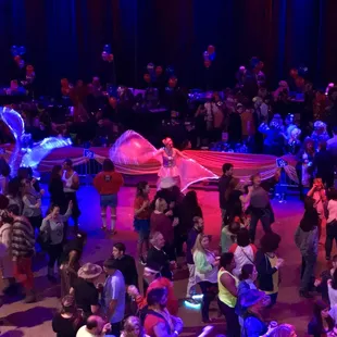 Cool light up dancers!