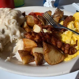 Breakfast platter with biscuits and gravy.