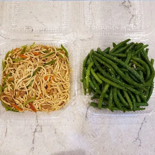 Braised crab and dried scallops yee noodles, 5/5; Garlic green beans, 5/5. IG: @take.a.bite.with.me