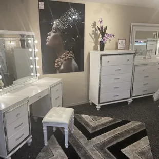 Bedroom set with vanity!