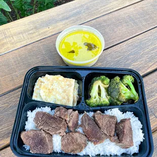 Green curry with the beef, omelette, and broccoli
