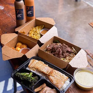 Green curry with Salmon, Drunken Noodle with Beef, Crab Rangoon and Chicken Satay