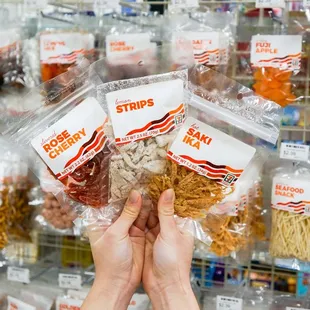 a hand holding a bag of noodles