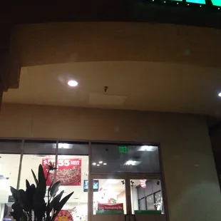 the front of a 7 - eleven restaurant