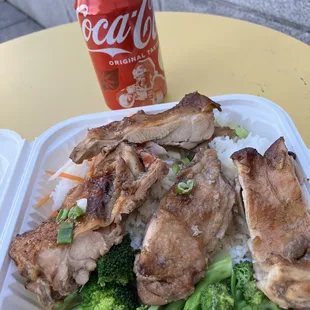 5 Spice Roast Chicken on rice with broccoli and marinated carrots. So juicy,, so good, so yum. #diveinat7mission