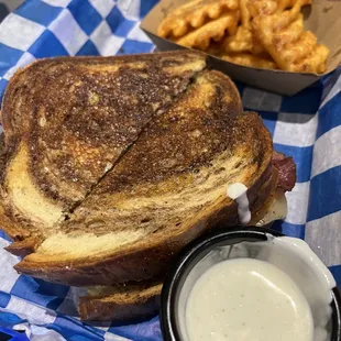 Hubby almost always has the rueben.