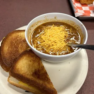 Chilli and grilled cheese.