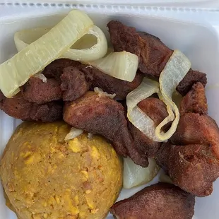 Carne frita Carne Frita Encebollada con Mofongo