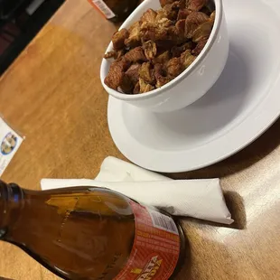 Chicharrones y malta