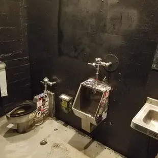 Unisex bathroom straight outta 'Trainspotting' ...