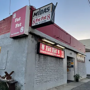 the outside of a restaurant