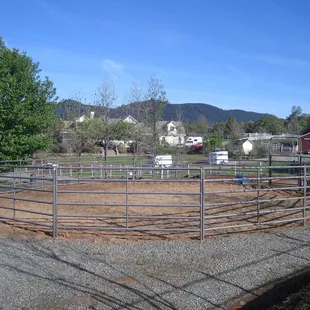 60&apos; round pen with rubber sand