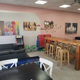 Loung, eating space, and kid&apos;s play area