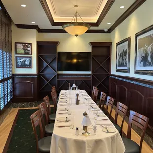 One of 6 private dinning rooms