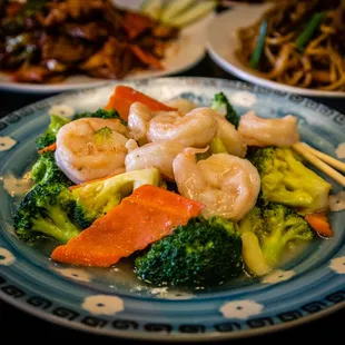 a plate of shrimp and broccoli