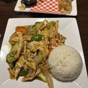Chicken with garlic sauce and cheese won tons