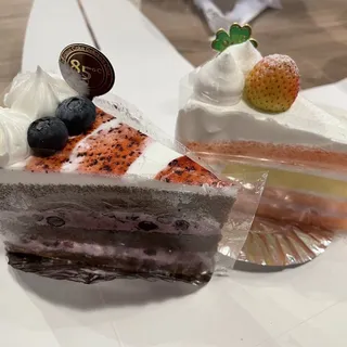 Deluxe Strawberry Cream Cake