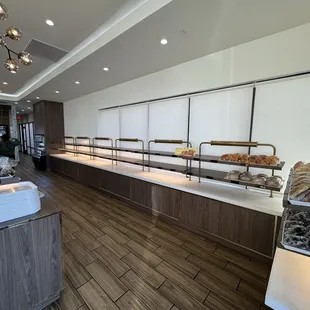 8:05am with empty shelves