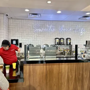 Pick up drink orders here