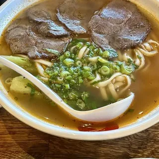 F7. Beef Noodle Soup 牛肉麵