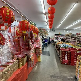 the aisle of a grocery store