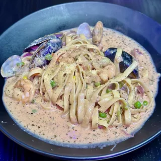 ROSE SEAFOOD PASTA