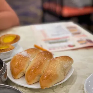 Cocktail buns with coconut