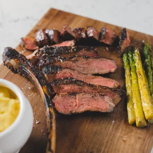 28oz Tomahawk Ribeye