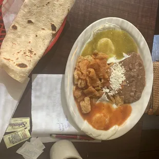 Huevos divorciados con chicharrón ! Yummy perfect place to eat a good quick breakfast! No long wait times