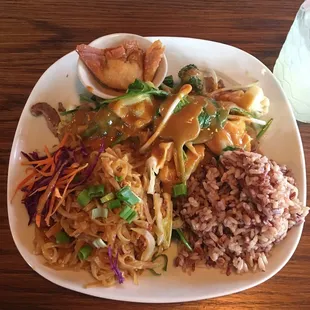 Lunch special with Rama beef, pad Thai, crab delight and rice!