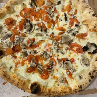 White pizza with tomatoes