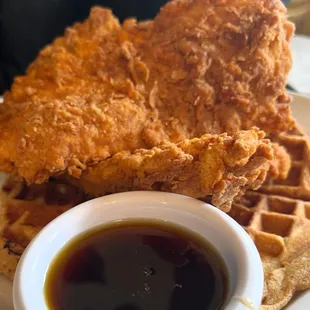 Chicken and waffle w syrup