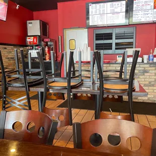 the inside of a fast food restaurant