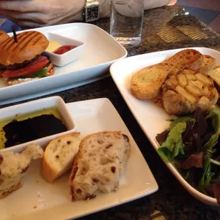 Kobe sliders, roasted garlic and goat cheese, bread w oil and balsamic.