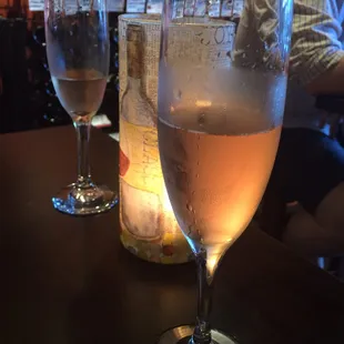 Derrick Lawrence with his sweet tunes and a glass of pink bubbly. What could be better to n a Friday night?