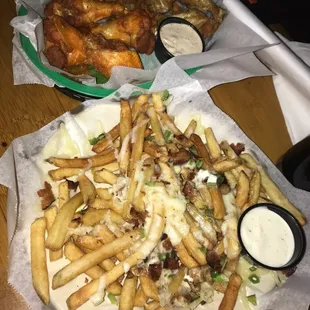 Estoria fries , wings .