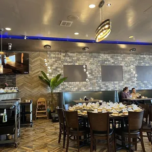 The restaurant is clean, staff are friendly. Food is great. I like their Hunan stir fried noodle and dim-sum, very special and authentic.