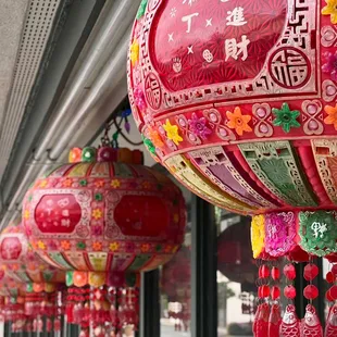 Red lanterns that everyone mentions.