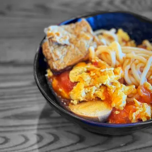 Tomato Egg Mixed Noodles | IG: whaevaeats